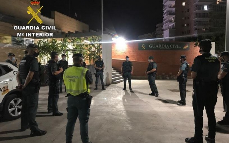 La Guardia Civil ha desarticulado una banda magrebí que robaba en hoteles de Calvià, recuperando objetos sustraídos y deteniendo a varios integrantes.