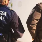 Un hombre armado con una botella rota y un cuchillo amenazó a turistas en Playa de Palma. La rápida intervención de la Policía Local y socorristas fue crucial para detener al agresor.