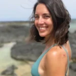 El Ayuntamiento de La Oliva denuncia a Irene Montero por pintar piedras en Fuerteventura, acción que consideran contraria a la Ley de Patrimonio Natural.