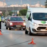 Una conductora ebria y drogada embistió una moto en Palma, dejando dos heridos graves. La actitud de la joven generó indignación entre los testigos.