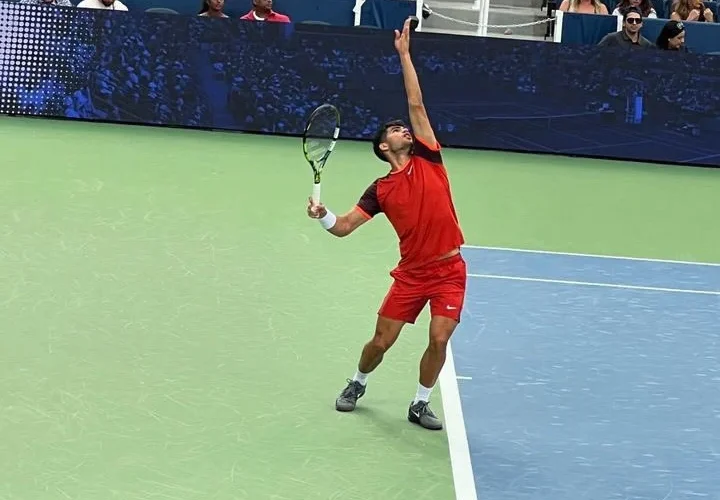 Carlos Alcaraz rompe su raqueta tras la derrota en Cincinnati