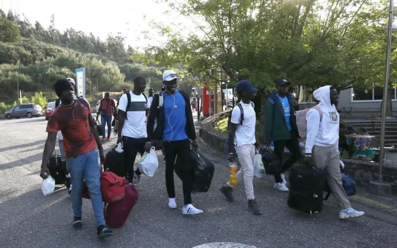 La dirección de un colegio en Galicia aconseja a las niñas no llevar falda tras la llegada de 260 inmigrantes de Mali, lo que ha generado controversia.