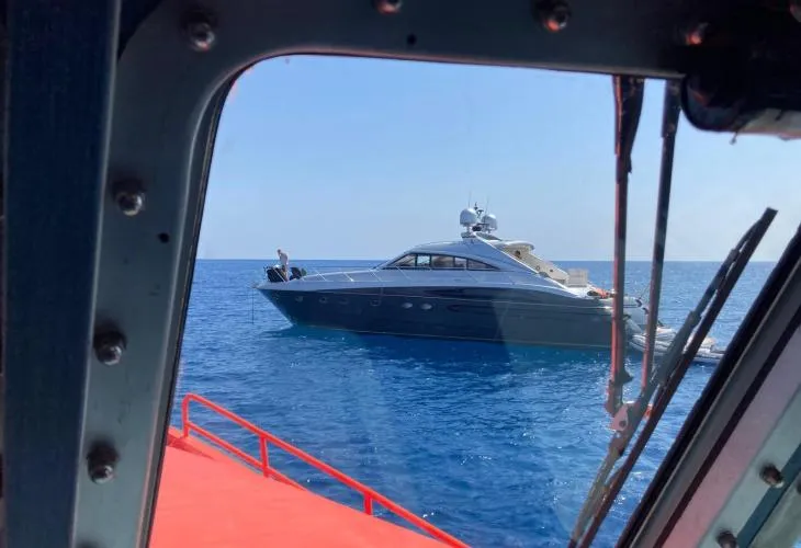 Una embarcación de chárter destruye la barca de un pescador en Menorca