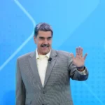 Maduro acusa a dos españoles detenidos en Venezuela de terrorismo, mostrando un fusil incautado, mientras España exige acceso a los detenidos.