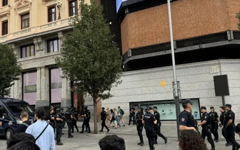 Desalojan la Plaza de Callao en Madrid, por la presencia de dos hombres armados