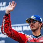 Pecco Bagnaia ganó la carrera sprint de MotoGP en Indonesia, recortando la distancia con Jorge Martín en la general. Márquez tercero tras una gran remontada.