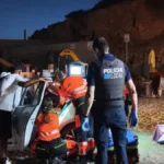 Un joven de 19 años cayó por un acantilado en Benirràs, Ibiza, mientras contemplaba la puesta de sol. La Policía Local y un hombre lo rescataron.