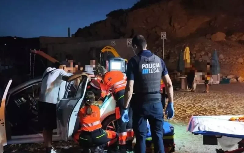 Un joven de 19 años cayó por un acantilado en Benirràs, Ibiza, mientras contemplaba la puesta de sol. La Policía Local y un hombre lo rescataron.