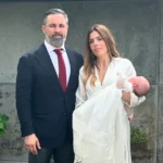 Santiago Abascal y Lidia Bedman celebran el bautizo de su hijo Hernán, compartiendo detalles del evento y su traje de cristianar.