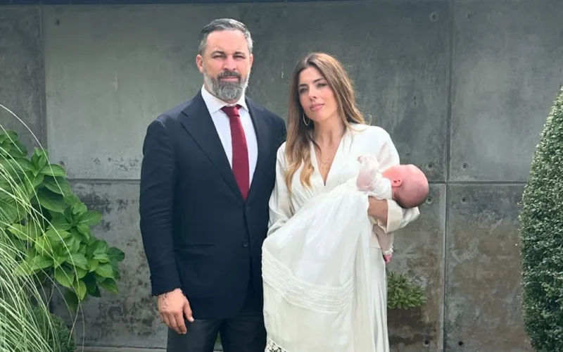 El bautizo del hijo de Santiago Abascal: tradición, familia y elegancia