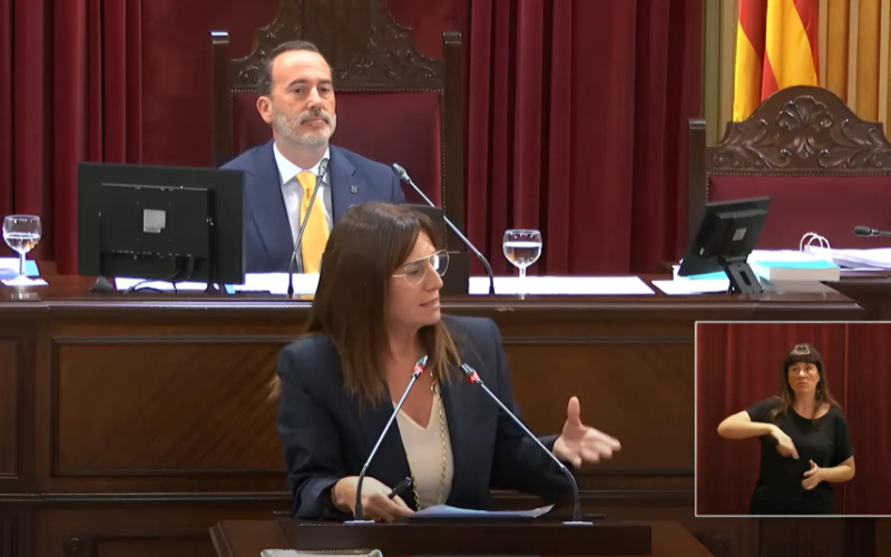 Manuela Cañadas defiende el ‘pin parental’ en el Parlament y critica la «Guía didáctica para la educación infantil»