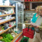 A partir de octubre, el fin de la rebaja del IVA encarecerá alimentos esenciales. Descubre cómo afectará a tu bolsillo y qué productos subirán de precio.