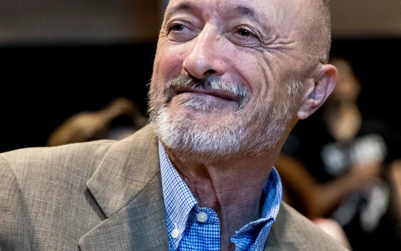 Pérez-Reverte llama «imbéciles y sinvergüenzas» a Sheinbaum y López Obrador por el veto a Felipe VI