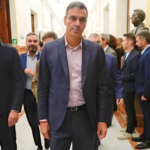 El gobierno presenta un plan de involución democrática con reformas que limitan libertades y atacan a la prensa, en medio de una crisis parlamentaria.