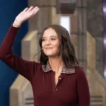 Victoria Federica sorprende en su debut en 'El Hormiguero' con una actitud natural y cercana, ganándose la aprobación del público.