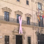 En el Día del Cáncer de Mama, pacientes reivindican que la lucha contra esta enfermedad "no es rosa, es un marrón", exigiendo más atención e investigación.