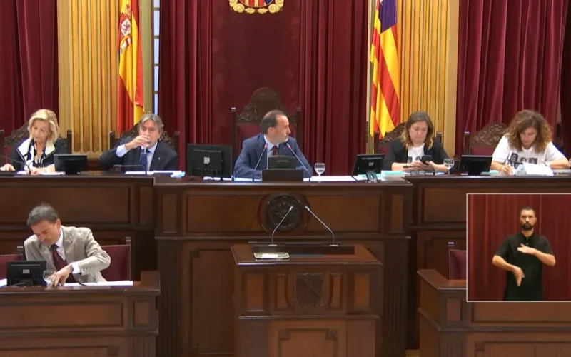 El Parlament suspende el pleno por la falta de respeto de Mercedes Garrido y Pilar Costa al presidente de la Cámara