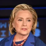 Hillary Clinton pide mayor censura en redes sociales para mantener el control total de la narrativa. Propuestas como derogar la Sección 230 generan controversia.