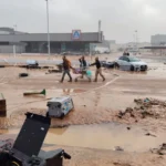 Vecinos denuncian saqueos en Valencia tras la DANA; un video muestra a personas llevándose productos de una tienda afectada.