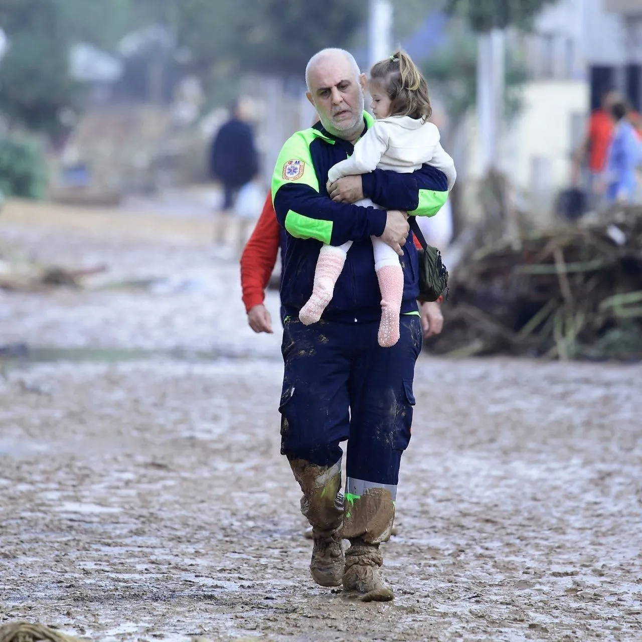 La Generalitat defiende su gestión en la alerta por lluvias en Valencia tras 92 muertos. Debate sobre el tiempo de respuesta y sus consecuencias.