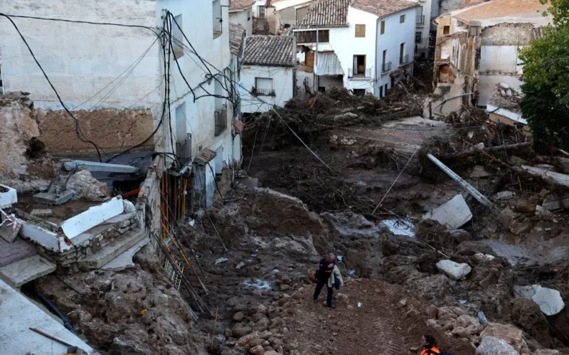 La Generalitat defiende su gestión en la alerta por lluvias en Valencia tras 92 muertos. Debate sobre el tiempo de respuesta y sus consecuencias.