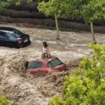 La DGT aconseja cómo actuar en caso de riada tras las inundaciones en Valencia. Aprende los pasos para salir del coche de forma segura.