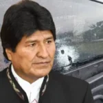 La comitiva de Evo Morales fue atacada a balazos en medio de bloqueos y tensión política en Bolivia, exigiendo el retiro de cargos en su contra.