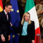 Italia critica a Sánchez por rechazar las políticas migratorias de Meloni y pide un enfoque más restrictivo en España. Europa se inclina por el control de fronteras.