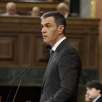 Pedro Sánchez anuncia la reducción de trámites migratorios en España, acelerando el proceso de regularización para los migrantes.