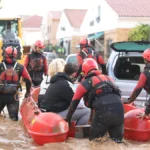 La DANA sigue activa con fuertes lluvias en Comunidad Valenciana y Andalucía. Huelva en aviso rojo y 500 militares se suman a la búsqueda de desaparecidos.