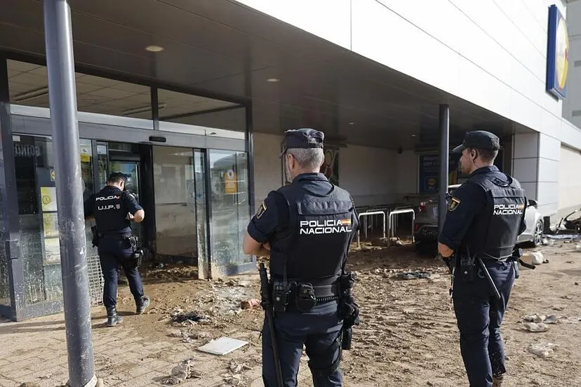 Al menos 30 personas con antecedentes detenidas por saqueos en Valencia tras la DANA, mientras la policía intensifica la vigilancia.