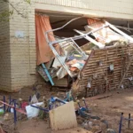 Un operario de Tragsa muere tras el derrumbe parcial de un colegio en Masanasa, Valencia.