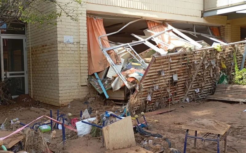 Un operario de Tragsa muere tras el derrumbe parcial de un colegio en Masanasa, Valencia.