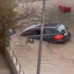 Un conductor en Altea ignora señales de prohibición y termina hundiendo su vehículo en un paso subterráneo. Video viral muestra su rescate a nado.