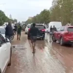 Aparecen nuevas imágenes del ataque al vehículo de Pedro Sánchez en Valencia tras la DANA. La indignación por la gestión de la crisis crece.