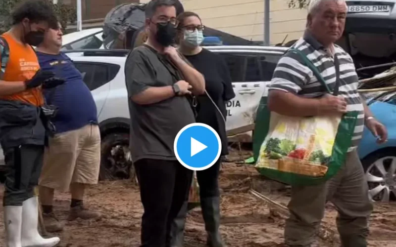 Un vecino de Paiporta denuncia el abandono tras la DANA: «Aquí solo vienen los voluntarios»