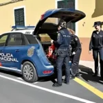 La Policía Nacional detiene en Ciutadella a un hombre acusado de robo violento e intimidación, con antecedentes por delitos similares.