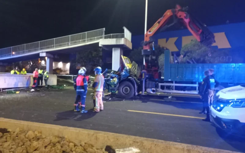 Un camión de las obras de la vía de Cintura choca y provoca el derrumbe del puente peatonal de Ikea en Palma