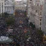 Miles exigen la dimisión de Carlos Mazón y responsabilizan a Pedro Sánchez en una masiva protesta en Valencia tras la DANA del 29 de octubre.