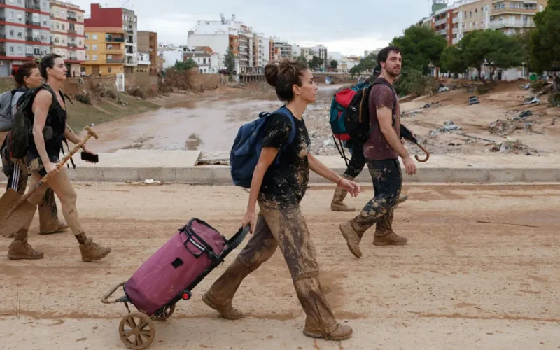 Valencianos voluntarios salen en ayuda de localidades afectadas mientras la DANA continúa activa