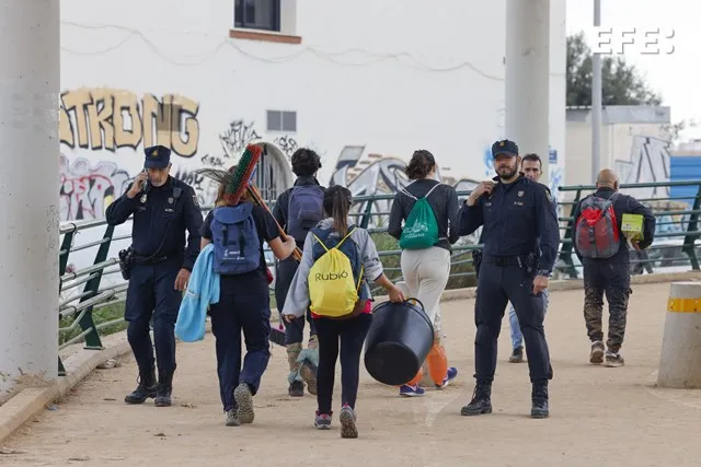 Miles de personas reanudan labores de rescate en zonas devastadas por la DANA pese a la alerta de tormentas