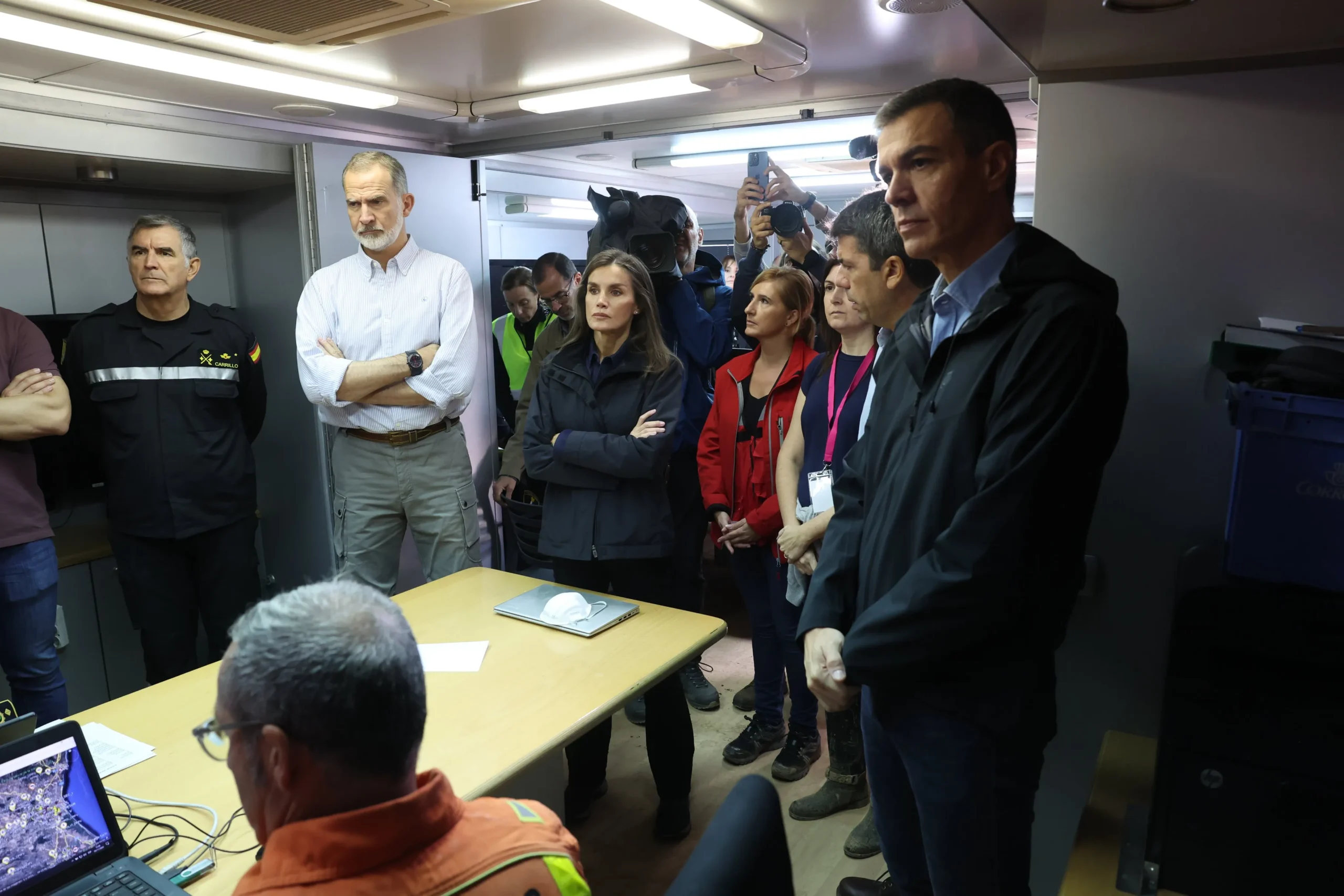 Protestas en Paiporta contra Sánchez y Mazón en visita junto a los Reyes en medio de la tragedia por la DANA con 214 fallecidos.