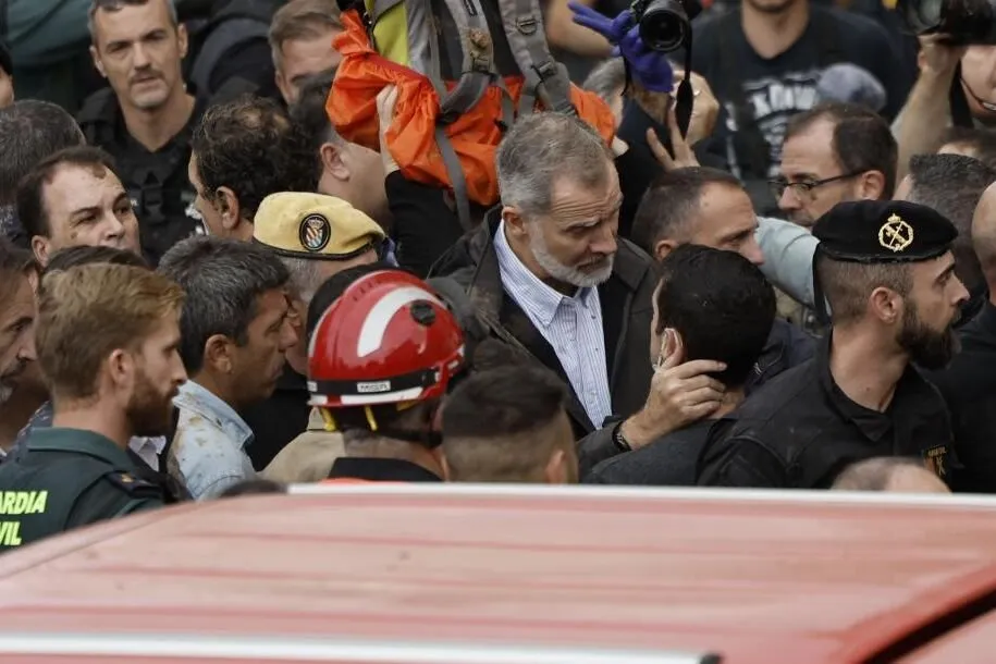 El rey preside el Comité de Crisis en Moncloa por la DANA, con apoyo ministerial y medidas para Valencia. Coordinación con la Generalitat.