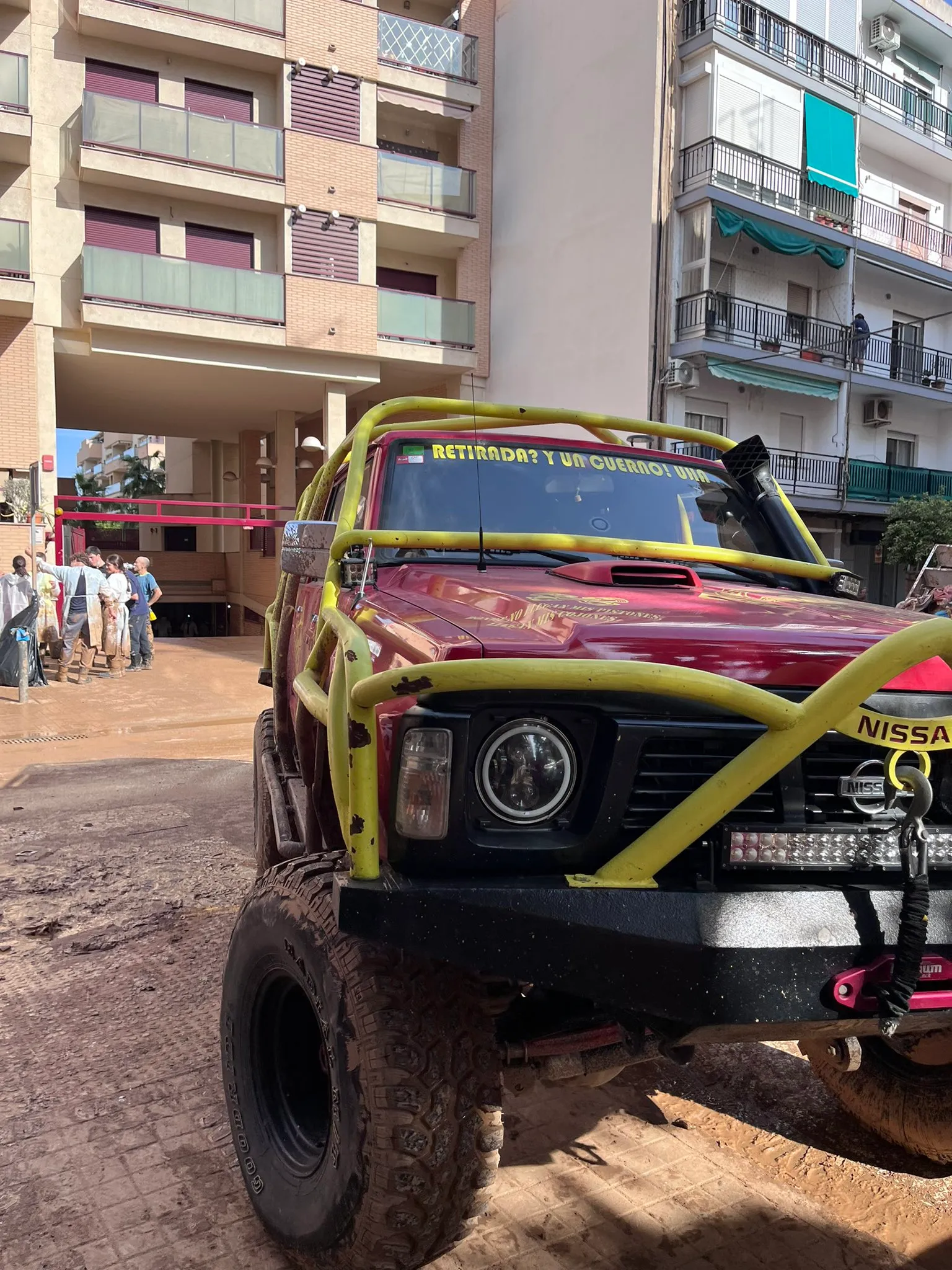 Los grupos de 4x4 fueron los primeros en llevar ayuda a Valencia tras la riada, repartiendo agua, comida y retirando coches bloqueados.