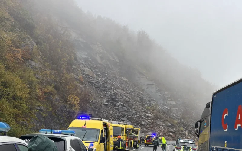 La autopista A-66 León-Asturias cerrada en el Huerna por desprendimientos masivos. Tráfico desviado por el puerto de Pajares.