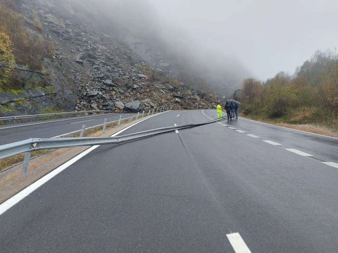 La autopista A-66 León-Asturias cerrada en el Huerna por desprendimientos masivos. Tráfico desviado por el puerto de Pajares.