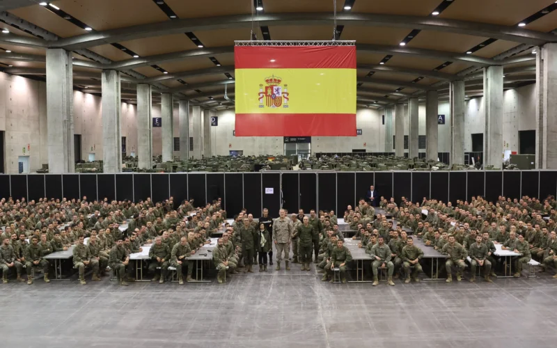 Felipe VI visita a los miembros del Ejército que realizan labores de apoyo en la Comunidad Valenciana tras la DANA