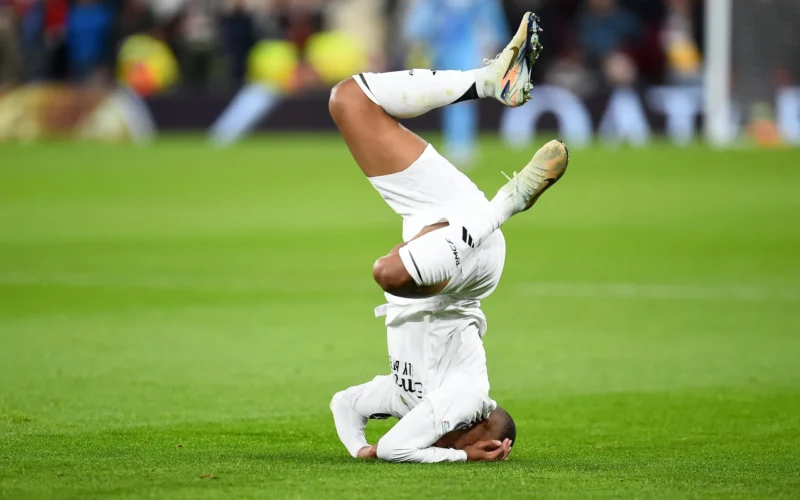 Ancelotti sin banquillo y Mbappé sin gol: el Real Madrid cae 2-0 ante el Liverpool en Anfield