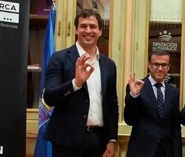 El hermano de Pedro Sánchez propuso trabajar solo dos días al mes y la Diputación de Badajoz lo aceptó; la jueza investiga por posibles delitos.