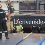 La Policía usa un dron para inspeccionar el parking inundado de Bonaire, en Valencia, mientras bomberos y UME revisan los coches atrapados.